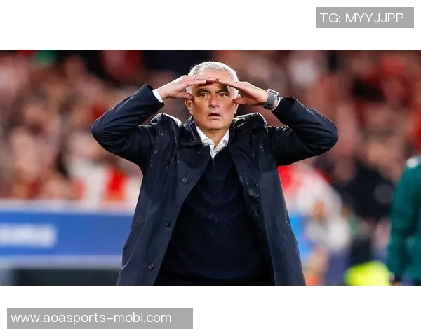 穆里尼奥对半场表现不满直言想换下九人球队晋级16强之路艰辛